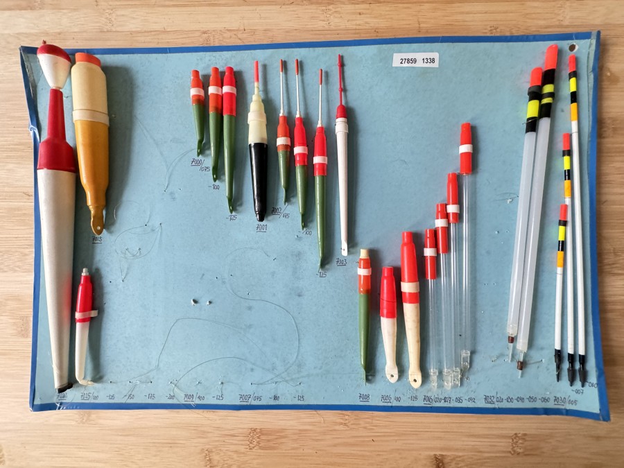 Schautafel, DAM, 460x300mm, mit 23 Zelluloid Posen, ungefischt