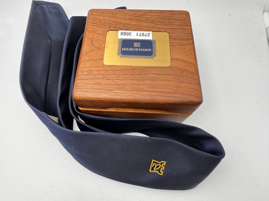 Fliegenrollenbox, House of Hardy, Holz, für Rollendurchmesser 85mm, dazu eine Krawatte mit Hardy Logo, dunkelblau, sehr edel