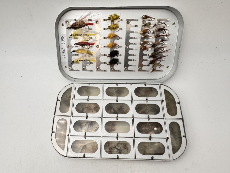 Fliegenbox, Okuma, Alu, 155x90x25mm, 58 Halteclips, mit 25 Streamer und Nymphen, 16 Springdeckelfächer mit 60 Trockenfliegen, ordentliche Qualität