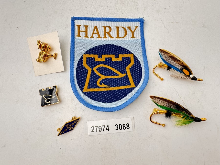 Aufnäher Hardy, 2 Schmuckfliegen, Pin Stationärrolle, Pin Hardy Logo, Pin A R  D C, neu