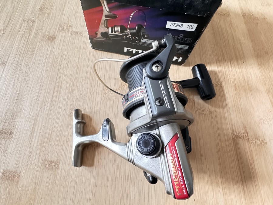 Stationärrolle, Daiwa, PM 2600H, Rolle mit auslaufender Langhubrig Spule für weites, leichtes Auswerfen, leichte Gebrauchsspuren