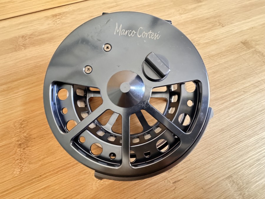 Centerpinrolle, Marco Cortesi, Rechts- oder Linkshand, ausschaltbare Knarre, Gewicht 270 Gramm, Rollendurchmesser 110mm, Rollenbreite 38mm, Gebrauchsspuren, ohne Rollentasche