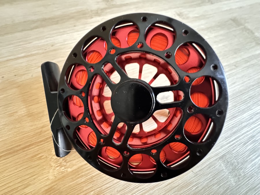 Centerpinrolle, ohne Bremse, Rollendurchmesser 80mm, Rollenbreite 25mm, mit Backing und geflochtener Schnur, Gewicht komplett 102, läuft sehr gut, leichte Gebrauchsspuren