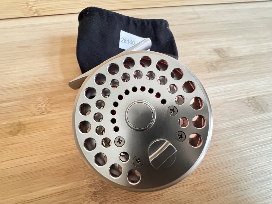 Fliegenrolle, Rechts- oder Linkshand, #2/3, Gewicht 95 Gramm, Rollendurchmesser 75mm, Rollenbreite 35mm, feine Bremse, Rollenbeutel, sehr guter Zustand
