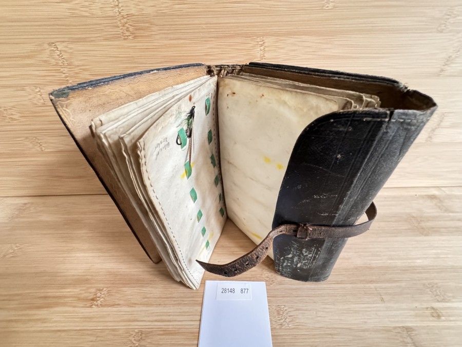 Vintage Fliegenfischer Wallet, mit 28 alten Lachsfliegen. Vielleicht ist es 100 Jahre alt?. Ein Dekostück für den passionierten Sammler. So selten im Angebot! Vermutlich von G. Little, London, zum Schnäppchenstartpreis