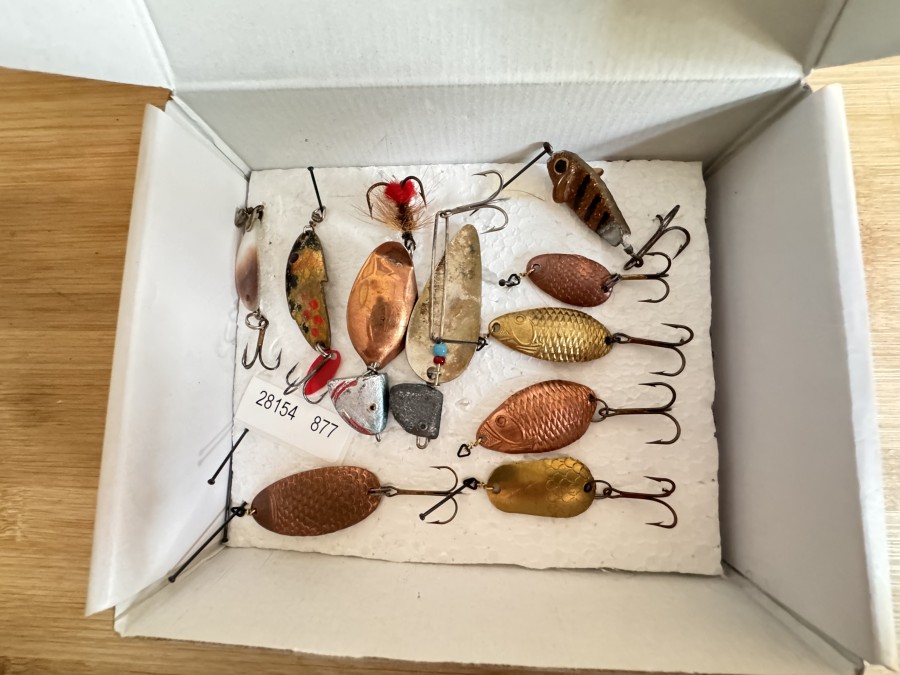 10 Kunstköder, Steurer - Köder, das sind die mit dem Eisvogel nur teilweise gemarkt, vgl. dazu das Buch von Hendrik Molliges, einer mit echtem Glasauge, ein sehr seltener Perlmuttköder, zuletzt sehr beliebt in der Sammlerwelt, sehr gesucht