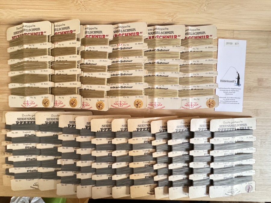 24 Schnurrkarten mit geklöppelter Seidenschnur von der Firma Springer in Isny, 12 x "Salz & Pfeffer" Schnur, 12 x "Neckar" Schnur. Diese Schnurkarten müssten aus der Vorkriegszeit stammen. Alle sind in einem Topzustand