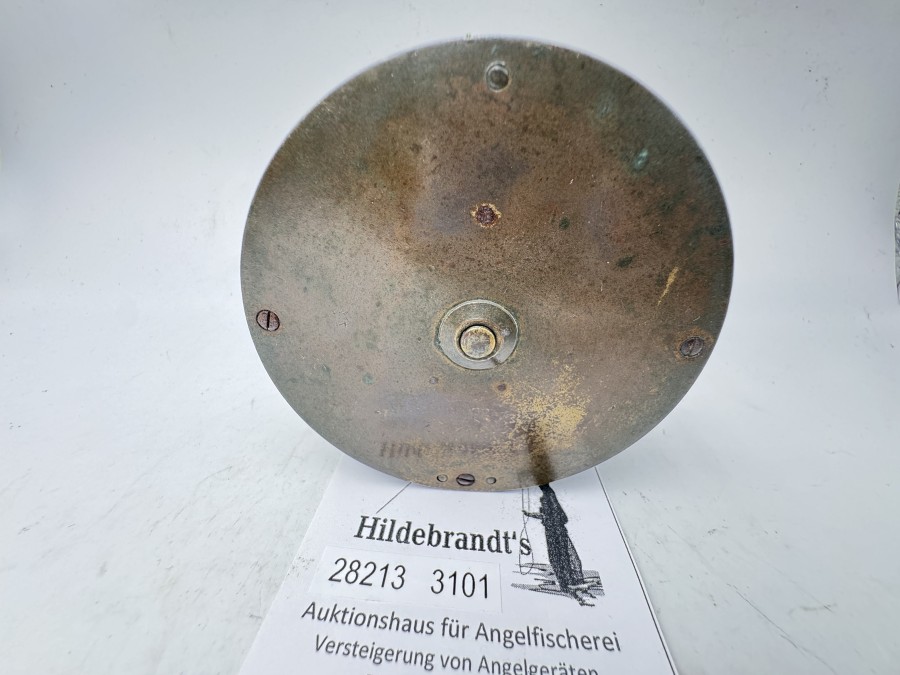 Achsenrolle, Messing, aus erste Hälfte 19. Jahrhunderts, einfache Ausführung, Rollendurchmesser 9,0 cm, gekröpfter Kurbelarm, Kurbelknauf aus Horn, Klicker bei Vor- und Rücklauf, Rollenfuß 4-fach genietet und perforiert für Lederband-Befestigung, der Rollenfuß wurde laienhaft repariert