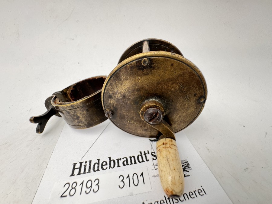 Rare Messingrolle mit Schelle und Laderpad, für Ruten ohne Rollenhalter. Durchmesser 4,3cm, Ende 18. Jahrhundert. In dieser Zeit waren Ruten ohne Rollenhalter noch Normalität. Der Kurbelgriff ist aus Elfenbein, mit Schnur