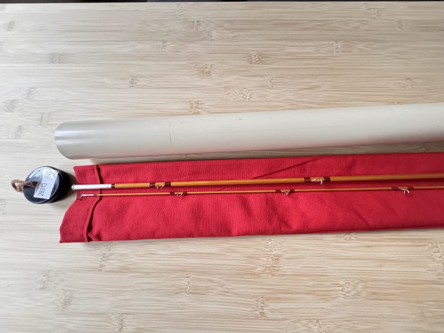 Gespliesste Fliegenrute, "BR 150,2.5", 2tlg., 2,40m, #4, Gewicht 130 Gramm, parabolische Aktion, Futteral, Kunststoff Transportrohr, ungefischt, Transportlänge 1250mm, mit einem neuen Griff und Rollenhalter eine schöne Rute