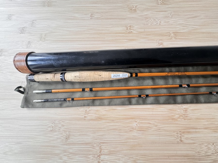 Gespliesste Fliegenrute, "brunner - austria", 8/84, mit Namenszug, 3tlg., 1,90m - 80g, #5, Spitzenteil muss repariert werden, Spitze hängt etwas durch, Futteral, Kunststofftransportrohr, mit Lederkappen
