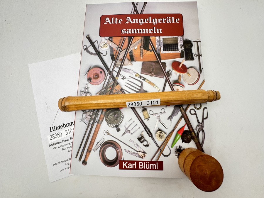 Alte Angelgeräte sammeln, Karl Blüml, Hakenlöser im Bambusköcher und kleine Bambusdose mit Schraubdeckel für Spaltblei mit altem Inhalt