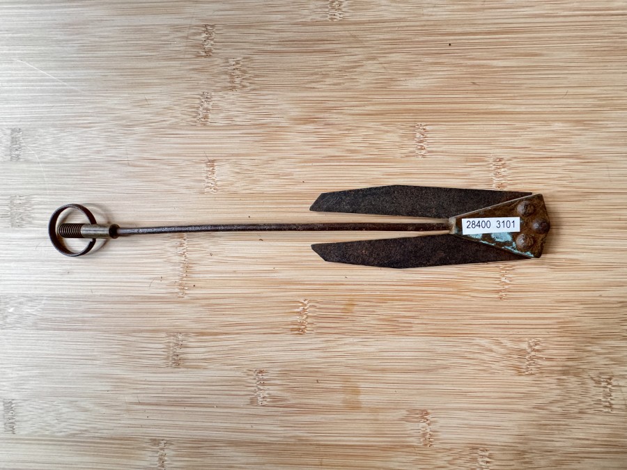 Krautschneider, dieses Werkzeug wird mit starker Schnur an der Angelschnur zum Hänger abgesenkt, bei Zug öffnen sich die beiden Messer zum Kraut schneiden. ca. 19. Jahrhundert