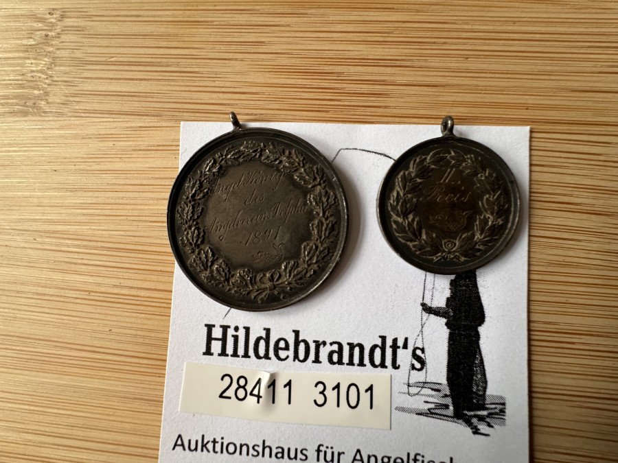 Zwei Medaillen aus Silber, mit Datum 1891 und 1894, verliehen anlässlich von zwei Preisfischen in Berlin