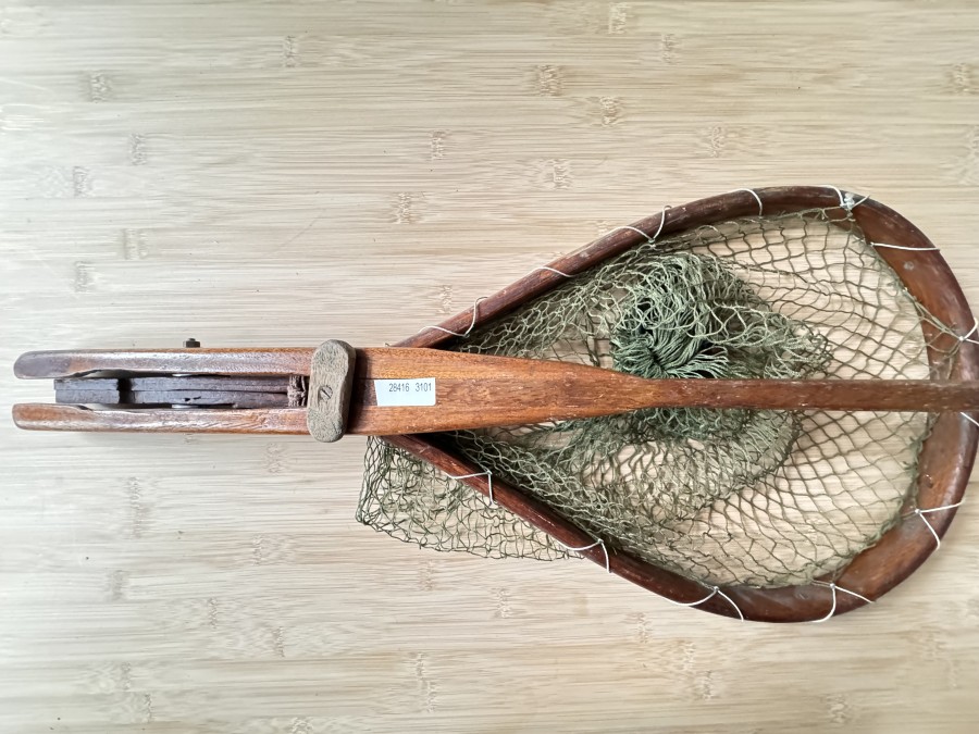 Klappkescher, Nussbaumholz, frühe Ausführung aus ca. 1825 - Länge 119cm , Transportlänge 78cm, bis etwa 1700 wurde mit großer Wahrscheinlichkeit ohne Kescher geangelt