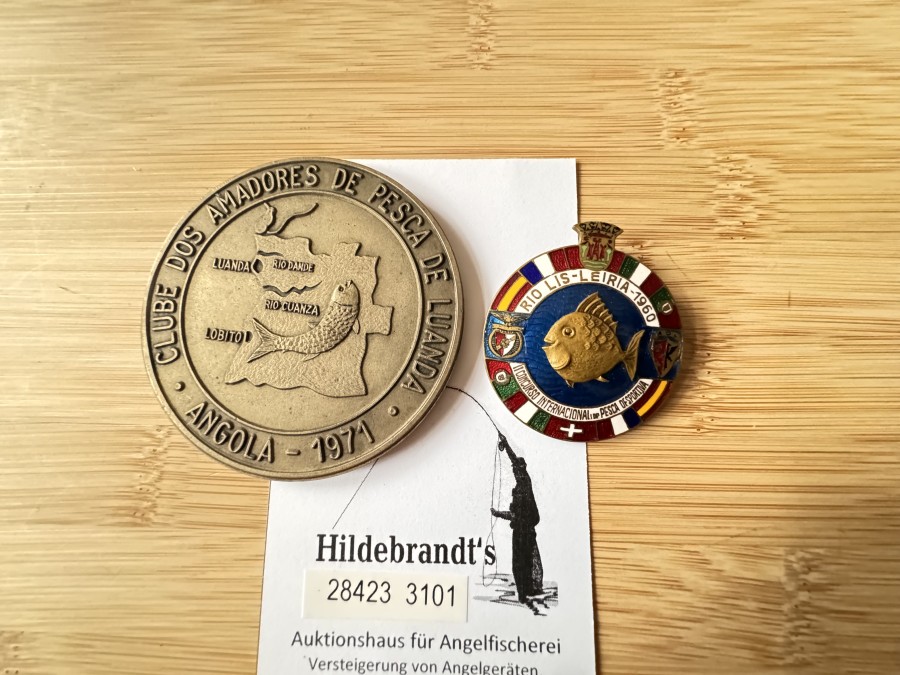 2 Medaillen, Luanda, der Hauptstadt von Angola, 1971, Stadt Leiria, Portugal, verliehen im Jahr 1960 bei einem internationalen Preisfischen am Rio Lis