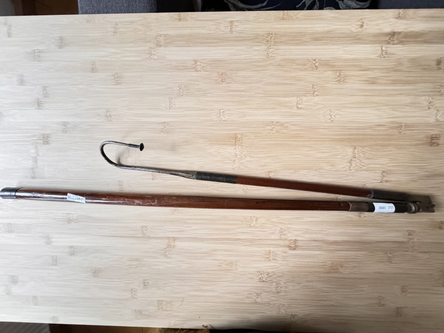 Klapp Gaff, ca.1900, Greenheartstiel, Haken aus Stahl, Messinggelenk, Schutzkappe für Hakenspitze, Länge 132cm, Transportlänge 77cm