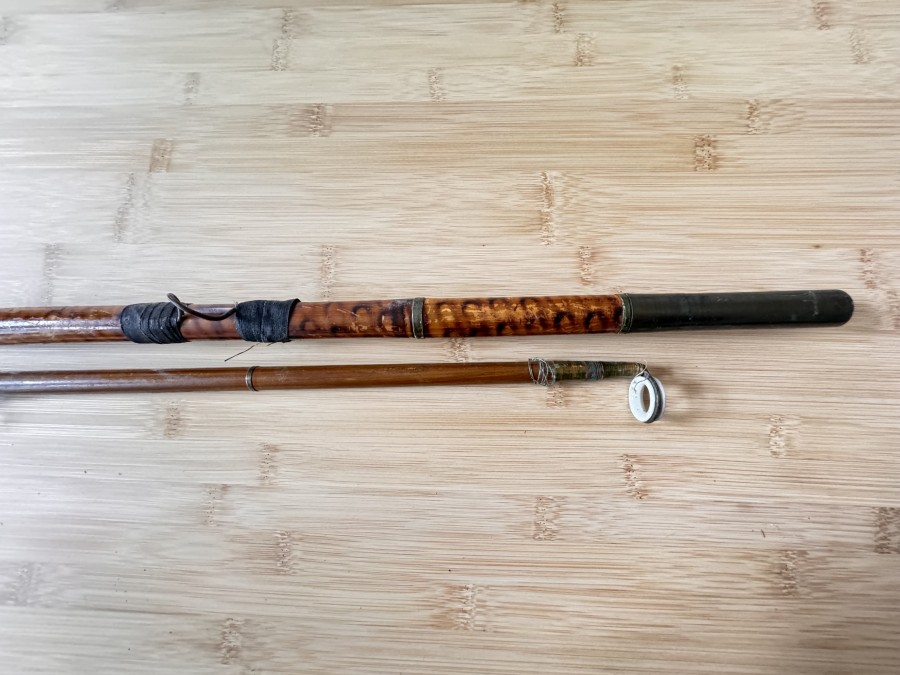 Spinnrute für den Fang von Großkalibern im Süß- und Salzwasser, Bambus gefiämmt, starke Spitze aus Greenheartholz, Griffstück aus ebonniertem Hickory, Schlangenringe aus Eisendraht, Spitzenring mit Keramikeinlage, Beschläge, Rollenhalter und Steckverbindungen aus Messing, die Ringwicklungen sind zu erneuern, sonst ein schönes Dekorationsstück