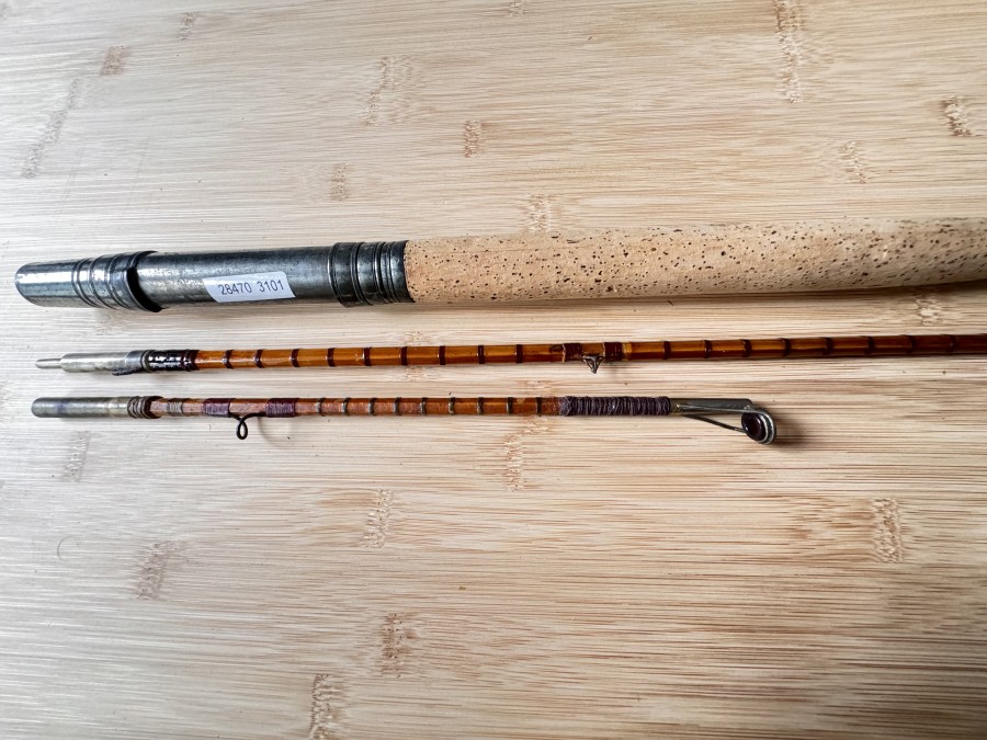 Gespliesste Fliegenrute, Eaton & Deller, London, 3tlg., 2,40m, Messing, Rollenhalter, Lockfast Hülsen, vielen Intermediates, schönes Dekorationsstück, Transportlänge 1150mm