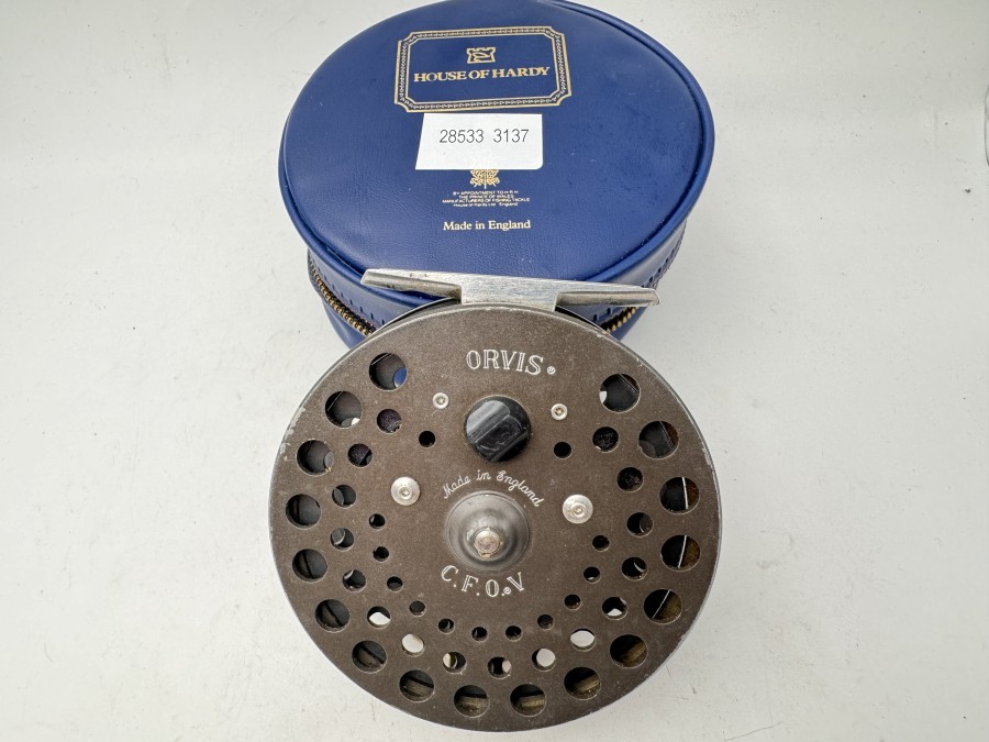 Fliegenrolle, Orvis, C.F.O.V, Made in England, Rechts- oder Lindshand umstellbar, #6/7, Gewicht 125 Gramm, technisch und Ordnung, Gebrauchsspuren an Gehäuse und Spule, in Hardy Rollentasche