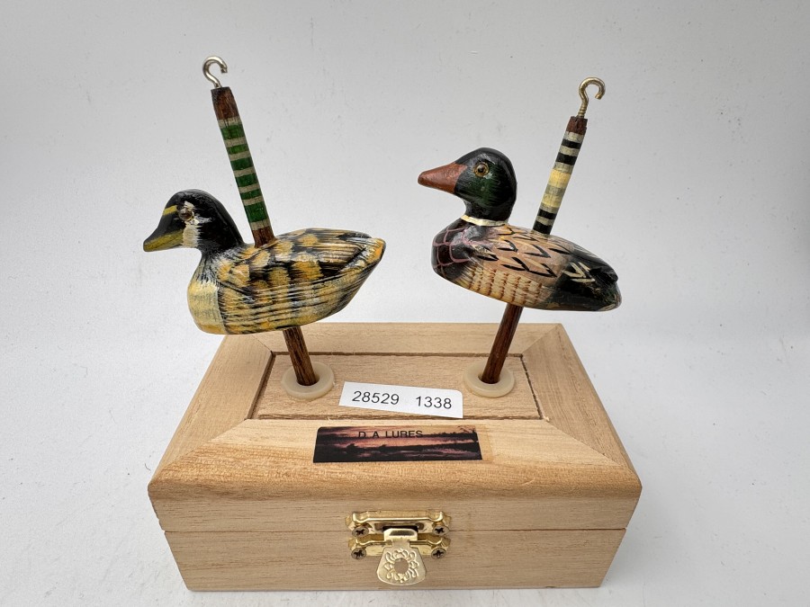 2 Deko Enten, Made by Dale Albom, USA, in Holzbox