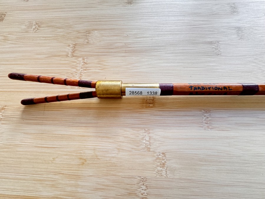 Vintage Ansitzrutenhalter, Messing/Bambus gespliesst, Traditional built Cane Rod rest, 80cm lang, Holzspieß