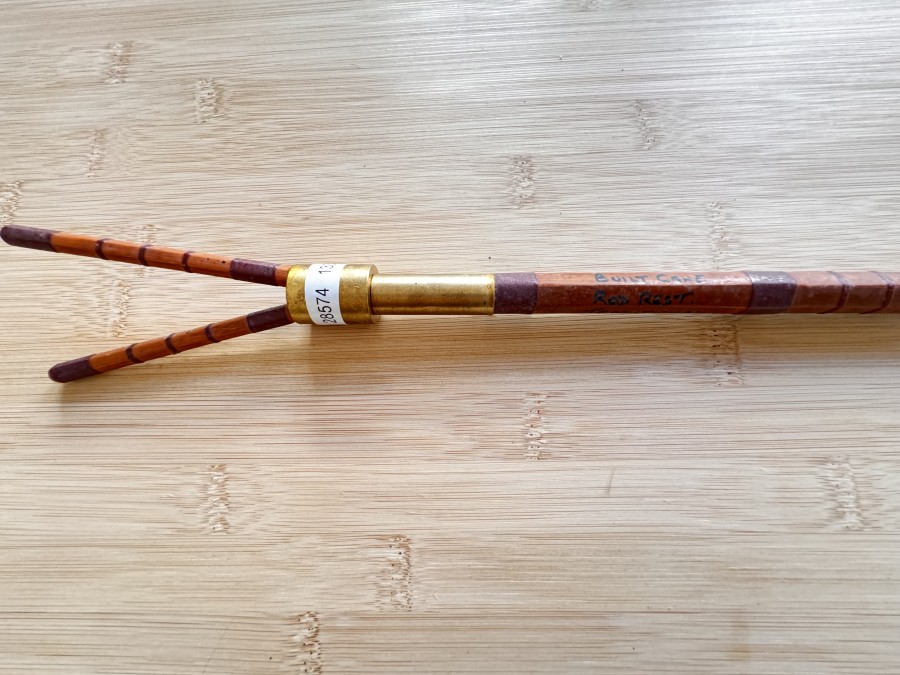 Vintage Ansitzrutenhalter, Messing, Bambus gespliesst, Traditional Built Cane Rod Rest, 630MM lang, mit Holzspitze