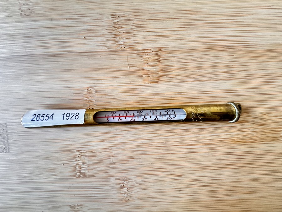 Thermometer von Hardy Bros Ltd England, Celsius/Fahrenheit-Skala, im Messing-Schutzrohr, Länge 13cm, sehr guter Zustand