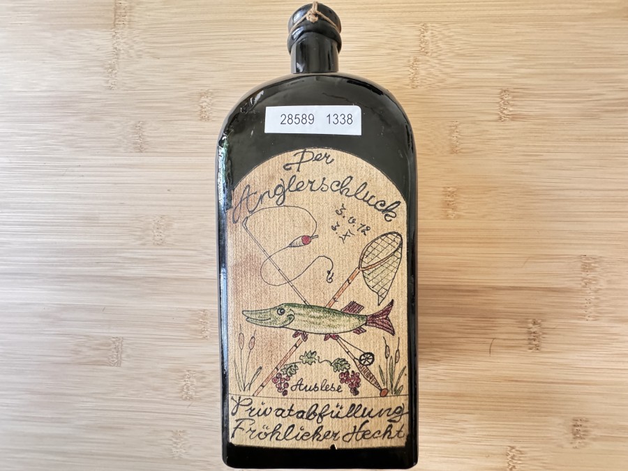 Rotwein Fröhlicher Hecht, Der Anglerschluck, Auslese, Privatabfüllung, der Einlieferer hat diese Flasche vor 25 Jahren bei Udo Hildebrandt ersteigert, damals hieß es 20 Jahre alter Rotwein, dann ist dieser Wein schon mehr als 50 Jahre in dieser versiegelten Flasche