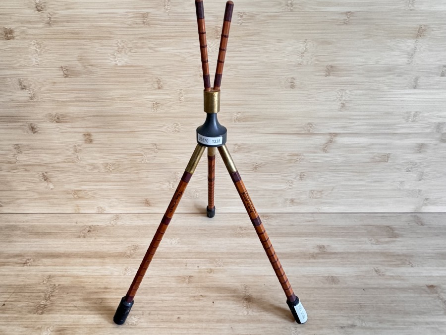 Vintage Ansitzrutenhalter, Messing/Bambus gespliesst,  Dreibein, Gummifüsse, 44cm hoch