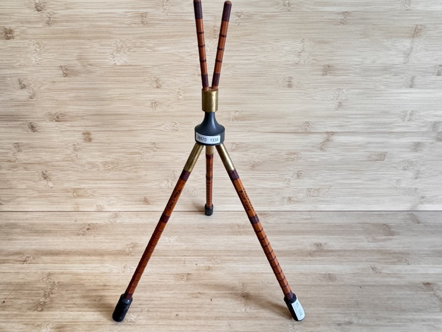 Vintage Ansitzrutenhalter, Messing/Bambus gespliesst, Dreibein, Gummifüsse, 44cm hoch