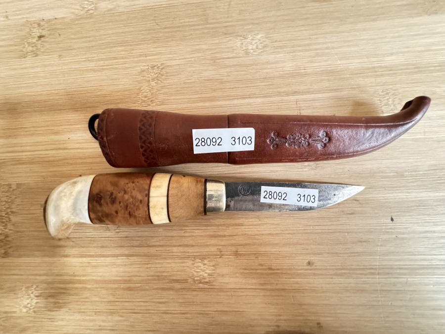 Messer, Sambia Puukko, Krisse Kale Lefa, Birkenholz/Horn, Klingenlänge 90mm, Gesamtlänge 200mm, Lederscheide, Gebrauchsspuren