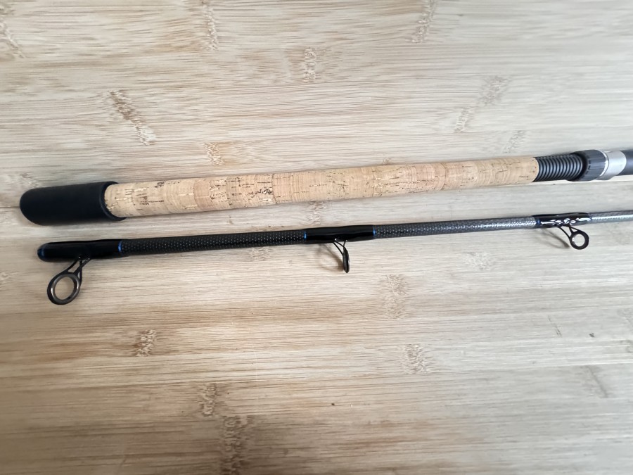 Wallerrute, Armalite Century, Carbon Aramid CPT BIG CAT, 2tlg., 2,80m, Korkgrifflänge 68cm, Fuji Rollenhalter, Fuji Ringe, Futteral, sehr guter Zustand, Transportlänge 1480mm