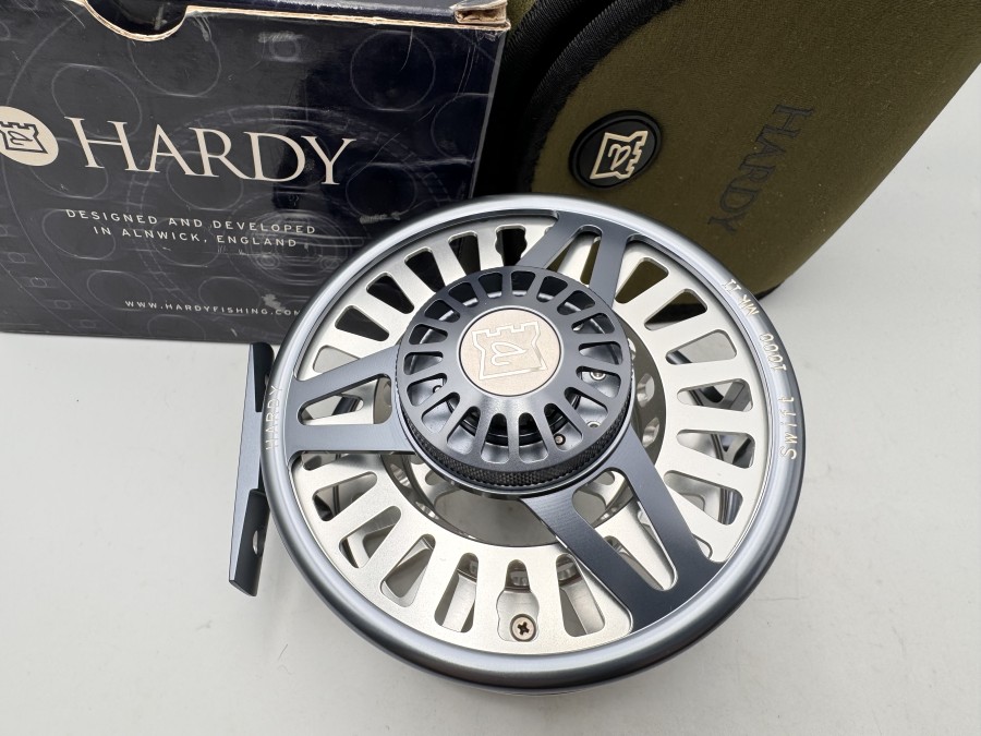 Fliegenrolle, House of Hardy, Swift 1000 Mk II, J06947 für DT9+180m/WF10+230m, Gewicht 228g, Durchmesser 104mm, Neoprenetui, neu in Originalbox, Garantiekarte, Neupreis 349,00