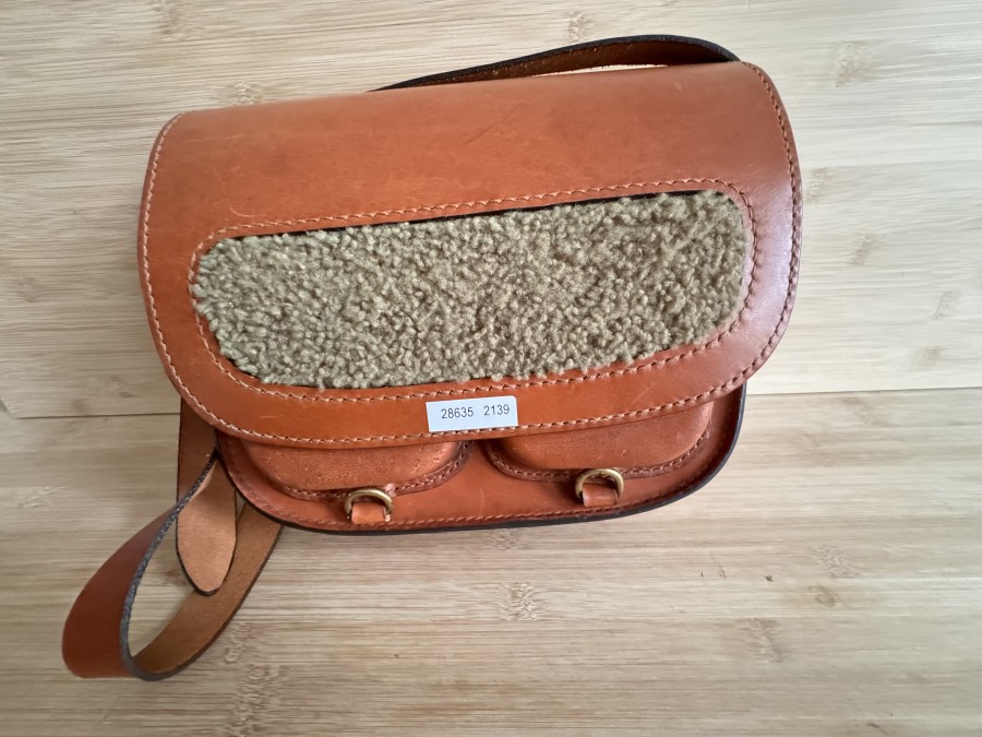 Anglertasche, braunes Vollleder, 250x120x220mm, Messingbeschläge, Schulterriemen, sehr schöne Arbeit