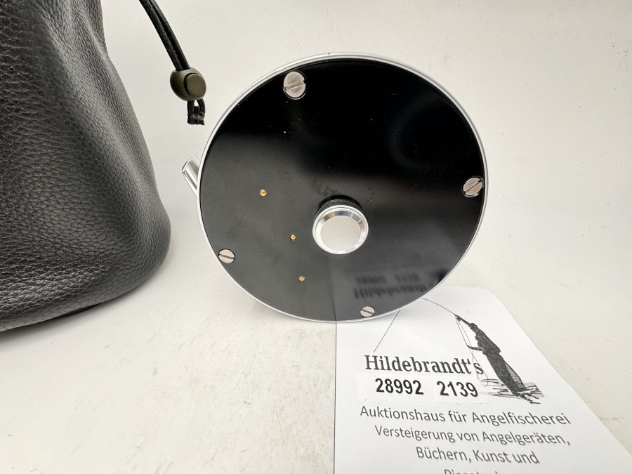 Fliegenrolle, Klassische S-Handle Rolle, Alu, Seitenteile schwarz, #7/8/9, Gewicht 228g, Rechts- oder Linkshand, Traditioneller Klicker für Hemmung des Schnurabzugs, Geschlossener Spulenkäfig , Angenehmer Klicker-Sound, Lederbeutel, neu