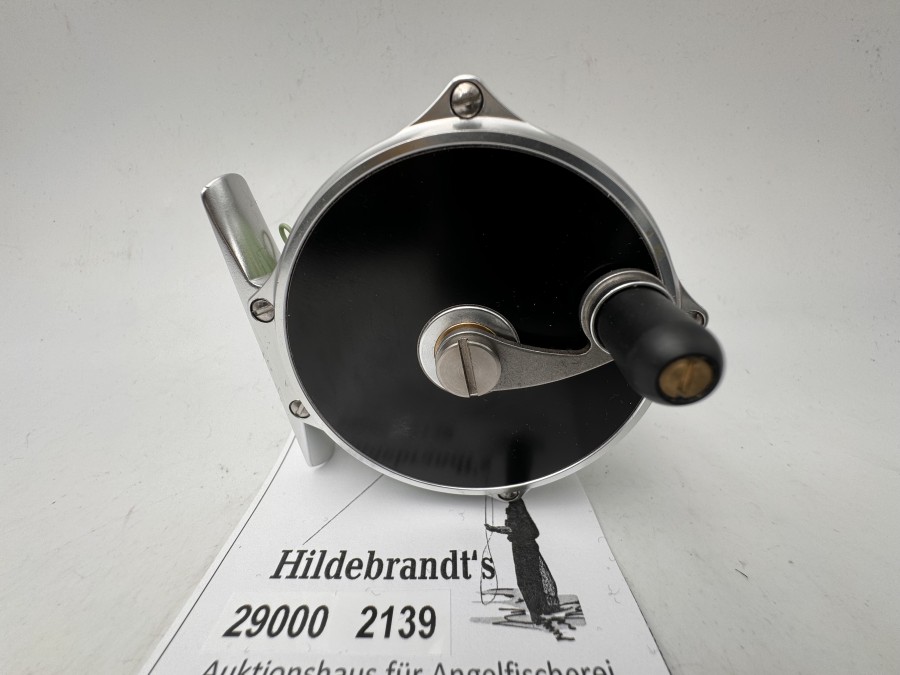 Fliegenrolle, Klassischer Raised Pillar Style, Alu, silberfarben eloxiert, Seitenteile schwarz, #4/5/6, Gewicht 135g, Rechts- oder Linkshand, Traditioneller Klicker für Hemmung des Schnurabzugs, Angenehmer Klicker-Sound, mit Trockenfliegenschnur WF 4, Backing, Stoffbeutel, neu