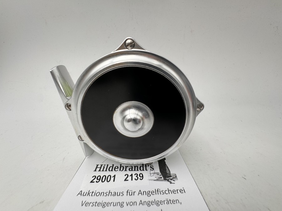 Fliegenrolle, Klassischer Raised Pillar Style, Alu, silberfarben eloxiert, Seitenteile schwarz, #4/5/6, Gewicht 135g, Rechts- oder Linkshand, Traditioneller Klicker für Hemmung des Schnurabzugs, Angenehmer Klicker-Sound, mit Trockenfliegenschnur WF 5F, Stoffbeutel, neu