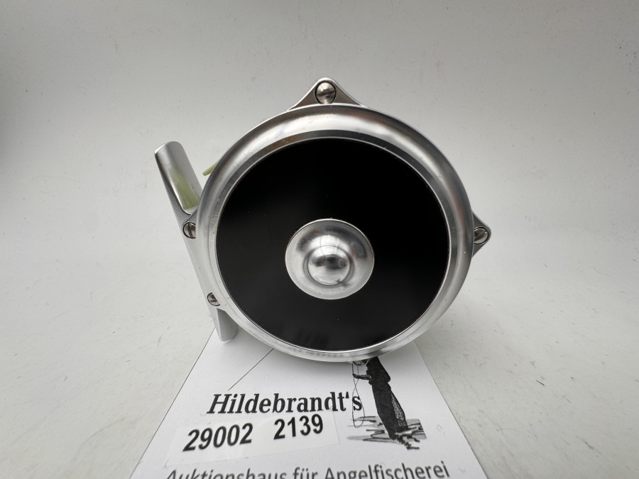 Fliegenrolle, Klassischer Raised Pillar Style, Alu, silberfarben eloxiert, Seitenteile schwarz, #4/5/6, Gewicht 135g, Rechts- oder Linkshand, Traditioneller Klicker für Hemmung des Schnurabzugs, Angenehmer Klicker-Sound, mit Trockenfliegenschnur WF 6 F, Stoffbeutel, neu