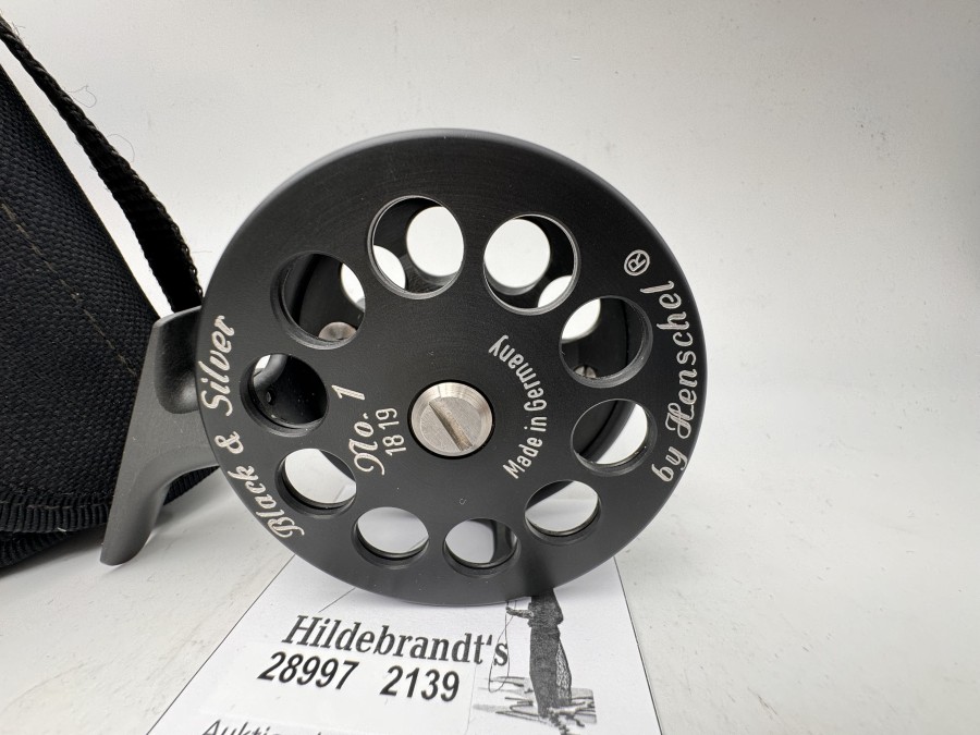 Fliegenrolle, by Henschel, Black & Silver, No. 1, 18 19, Made in Germany, #5, Gewicht 159g, das Bremseinstellrad befindet sich auf der Kurbelseite, kein Umgreifen nötig, WartungsFREI durch abgedichtete Lagerung, Anti Reverse-Vorteil:  Bei richtig eingestellter Bremse bedeutet das eine Schnurbruchversicherung , Kurbel bleibt bei Schnurabzug stehen,  Doppelscheibenbremse, Bremsbelag aus Teflon-Compound und nicht aus Kork,  deshalb ist keine Schmierung des Bremsbelages erforderlich, Rollenbeutel, neu, eine tolle Rolle