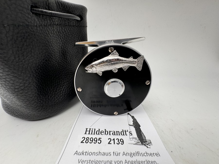 Fliegenrolle, Klassische S-Handle Rolle, Alu, nickel, Seitenteile schwarz, #3/4, Gewicht 137g, Rechts- oder Linkshand, Traditioneller Klicker für Hemmung des Schnurabzugs, Geschlossener Spulenkäfig, Angenehmer Klicker-Sound, Lederbeutel, neu