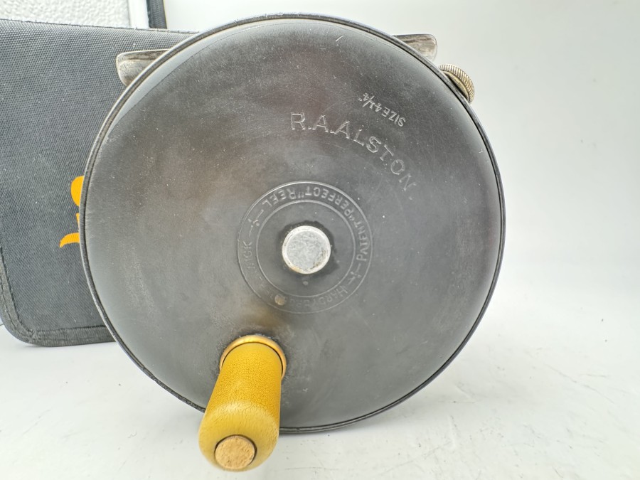 Lachsfliegenrolle, Hardy Bros. Alnwick, Patent Perfect Reel, R.A. Alston, Size 4 1/4, Rechtshand, Horngriff, Gewicht 449g, Rollenfuß 100mm lang, Rolle wurde von einem Hardy Rollenspezialisten repariert, neu geschwärzt, auf hochwertigen Stand gebracht, Rollentasche, sehr guter Zustand