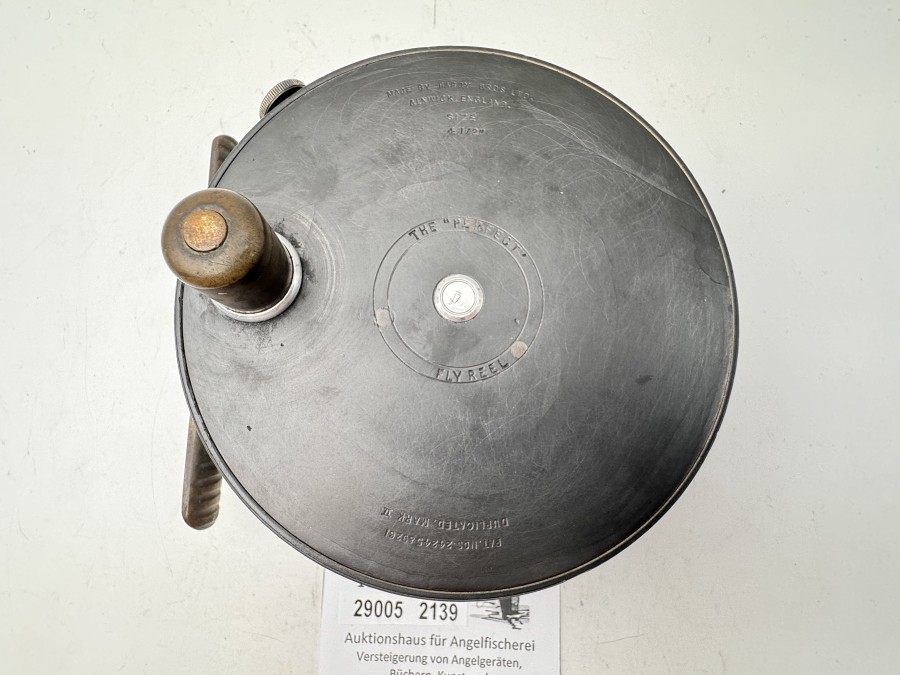 Lachsfliegenrolle, Made by Hardy Bros Ltd. Alnwick England, The Perfect Fly Reel, Size 4 1/2", Pat. Nos. 24245 & 9261, Duplicated Mark ii, Rechtshand, Gewicht 504g, Horngriff, Rollenfuß 100mm, Rolle wurde von einem Hardy Rollen Spezialisten repariert und geschwärzt, sehr hochwertige Arbeit, Rollentasche, sehr guter Zustand
