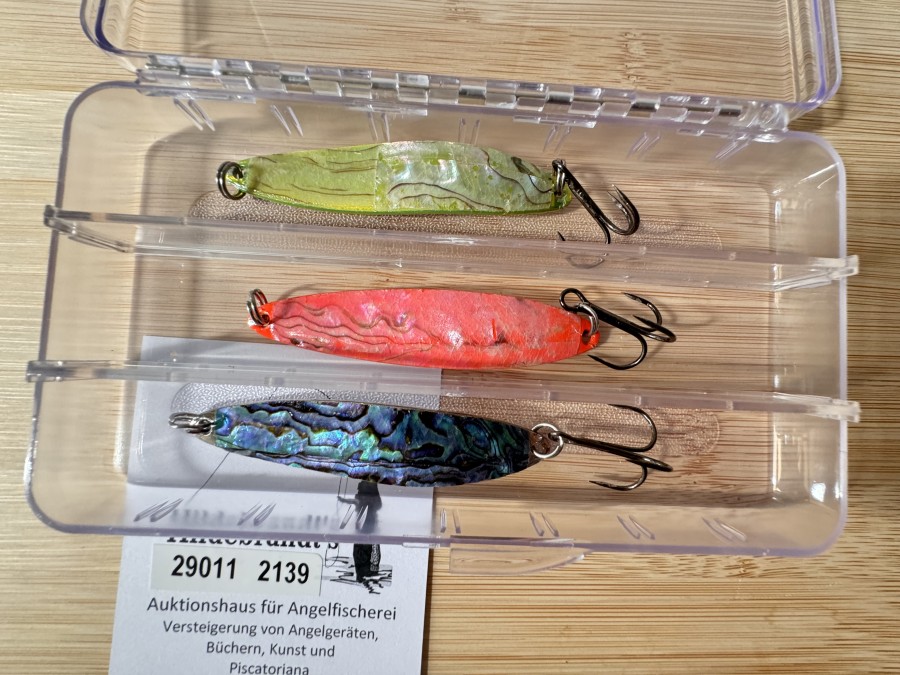 Perlmuttblinker der Extraklasse, 3 Stück in Kunststoffbox, Indilure, 0,30mm dünne Scheibe echtes Perlmutt mit dem Laser aus der Muschel herausgeschnitten, mit einem Spezialverfahren perforiert und auf den Metallköder laminiert, 7cm lang, 15 Gramm, neu und ungefischt