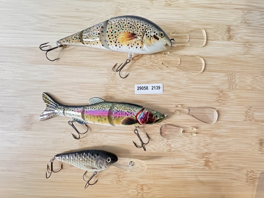 Wobbler, Hucho Fishing, Bachforelle, 3tlg., 15cm, 60g, Regenbogenforelle, 3tlg., 15cm, 35g, beide Modelle mit auswechselbarer Schaufel, Barsch. 1tlg, 8cm, 15g, neu und ungefischt