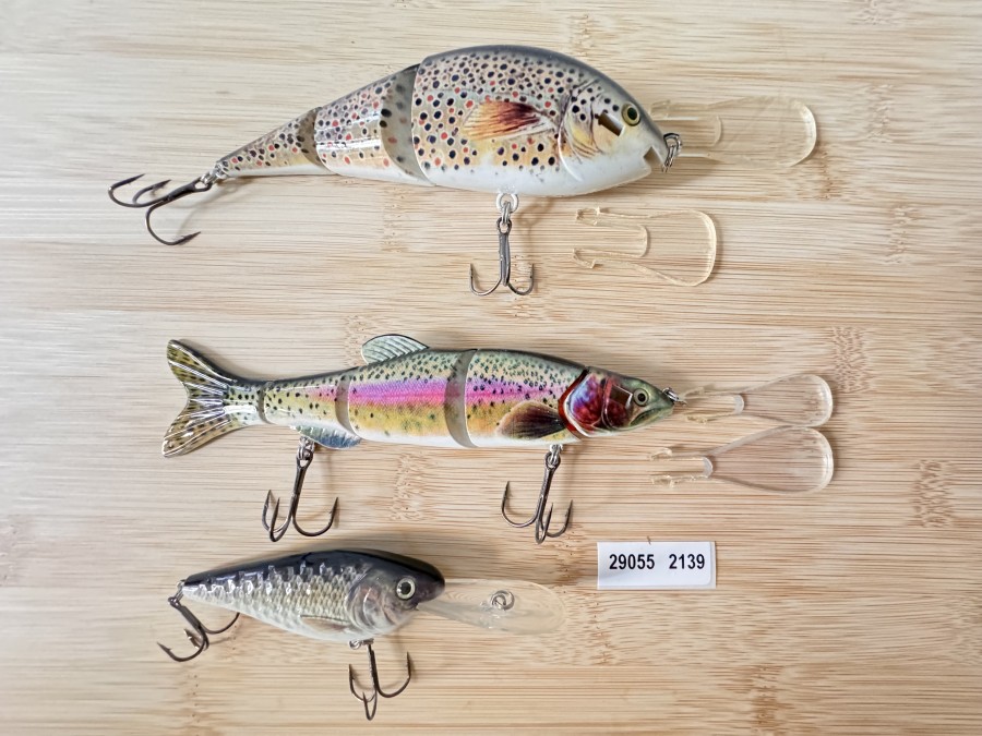 Wobbler, Hucho Fishing, Bachforelle, 3tlg., 15cm, 60g, Regenbogenforelle, 3tlg., 15cm, 35g, beide Modelle mit auswechselbarer Schaufel, Barsch. 1tlg, 8cm, 15g, neu und ungefischt