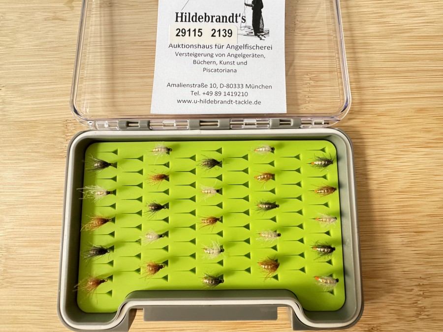 Nymphensortiment, 25 Stück, gerillter Tungstenkörper, CDC Feder mit UV Dubbing, mit Widerhaken, Grösse 14 bis 18, in Fliegenfoambox, sinken extrem schnell