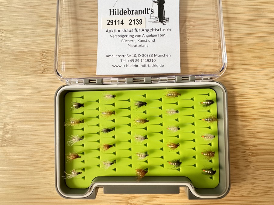 Nymphensortiment, 25 Stück, gerillter Tungstenkörper, CDC Feder mit UV Dubbing, mit Widerhaken, Grösse 14 bis 18, in Fliegenfoambox, sinken extrem schnell