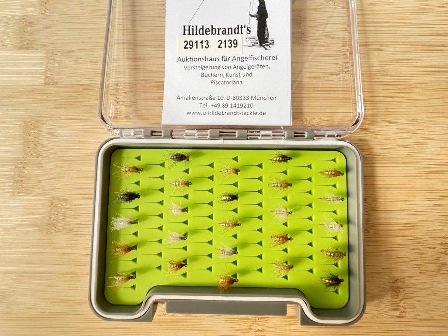 Nymphensortiment, 25 Stück, gerillter Tungstenkörper, CDC Feder mit UV Dubbing, mit Widerhaken, Grösse 14 bis 18, in Fliegenfoambox, sinken extrem schnell