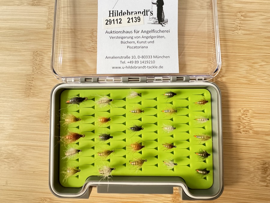 Nymphensortiment, 25 Stück, gerillter Tungstenkörper, CDC Feder mit UV Dubbing, mit Widerhaken, Grösse 12 bis 18, in Fliegenfoambox, sinken extrem schnell
